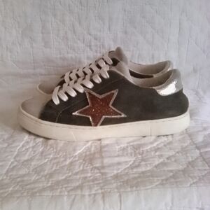 Steven by Steve Madden Camo Rubi Star Sneakers, Size 7